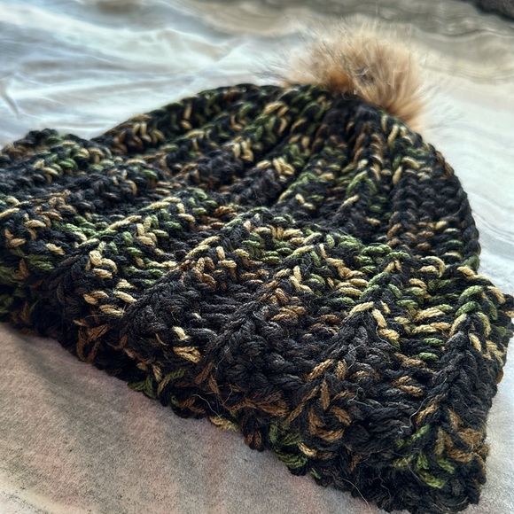 Chunky Ribbed Crocheted Beanie with Faux Fur Pom Pom Adult black & camouflage - Picture 3 of 4